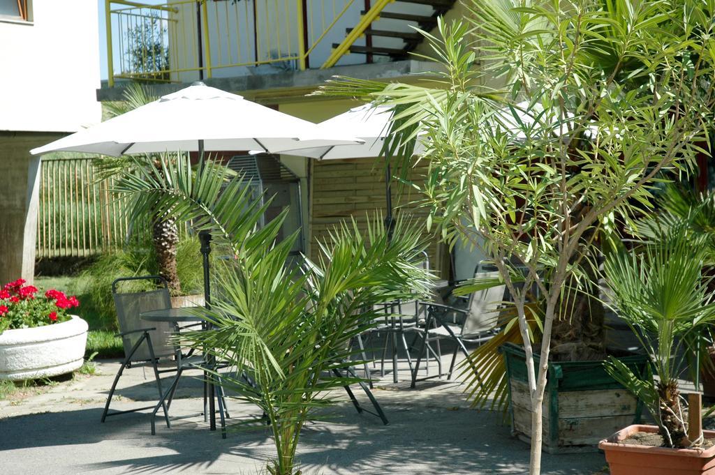 Szegedi Partfuerdo Kemping Es Apartman Exterior photo