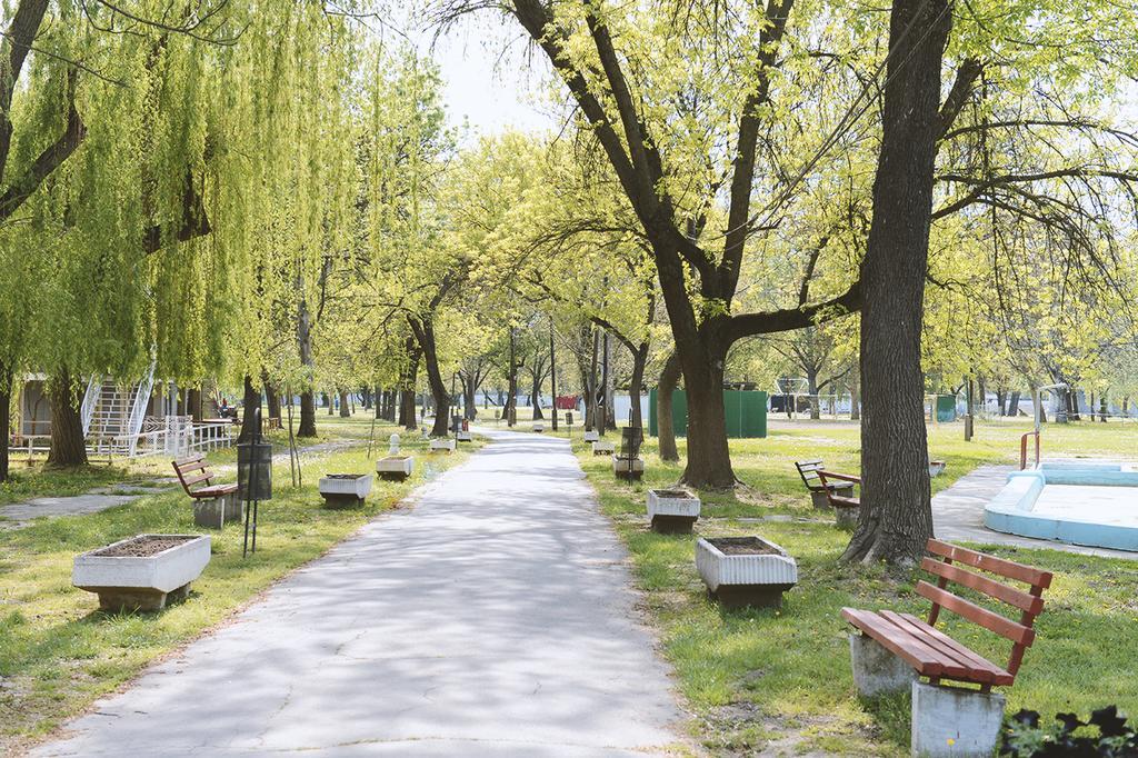 Szegedi Partfuerdo Kemping Es Apartman Exterior photo