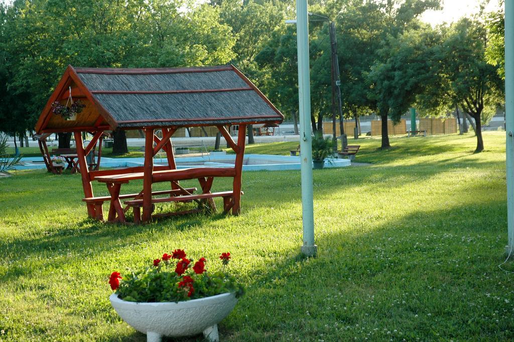 Szegedi Partfuerdo Kemping Es Apartman Exterior photo